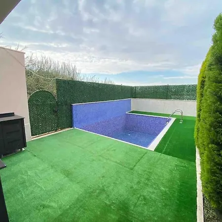 Ferienhaus Cheerful 2 Bedroom Private With Pool